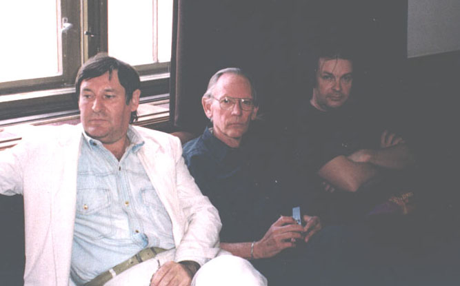 Paul Earls (középen), Csáji Attila (balra) és Esa Laurema (jobbra) társaságában, 1996 Fényszimpózium