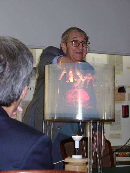 Greguss Pál a 'Fény a mûvészetben és a tudományban' címû konferencián tartott elõadásán, 2000 (Fotó: Petrás Gyula)