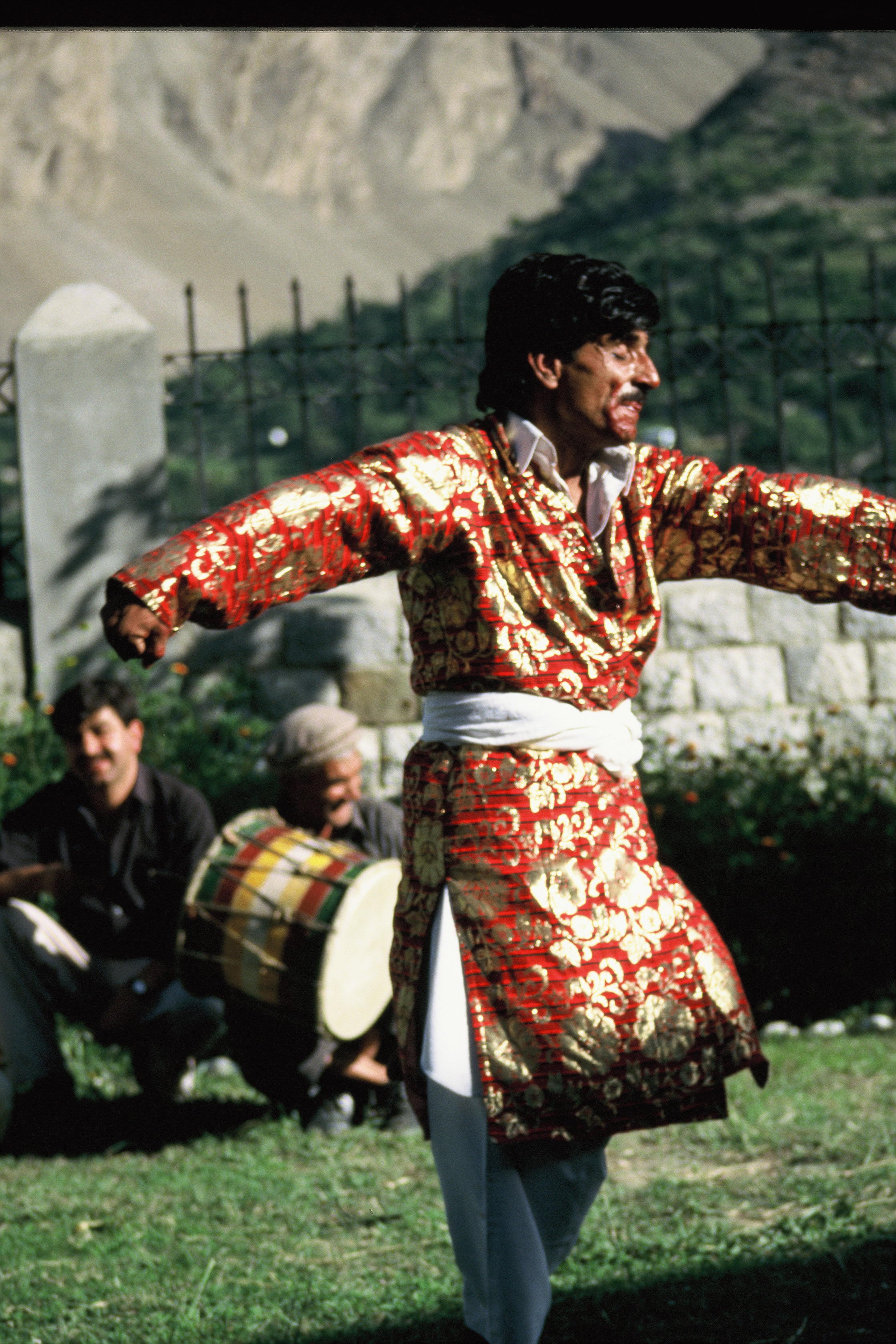 Hunzakuts bitan (~shaman) is dancing in trance state in 2001 [Hunzai sámán – Mashruf Khán – transz állapotban táncol]