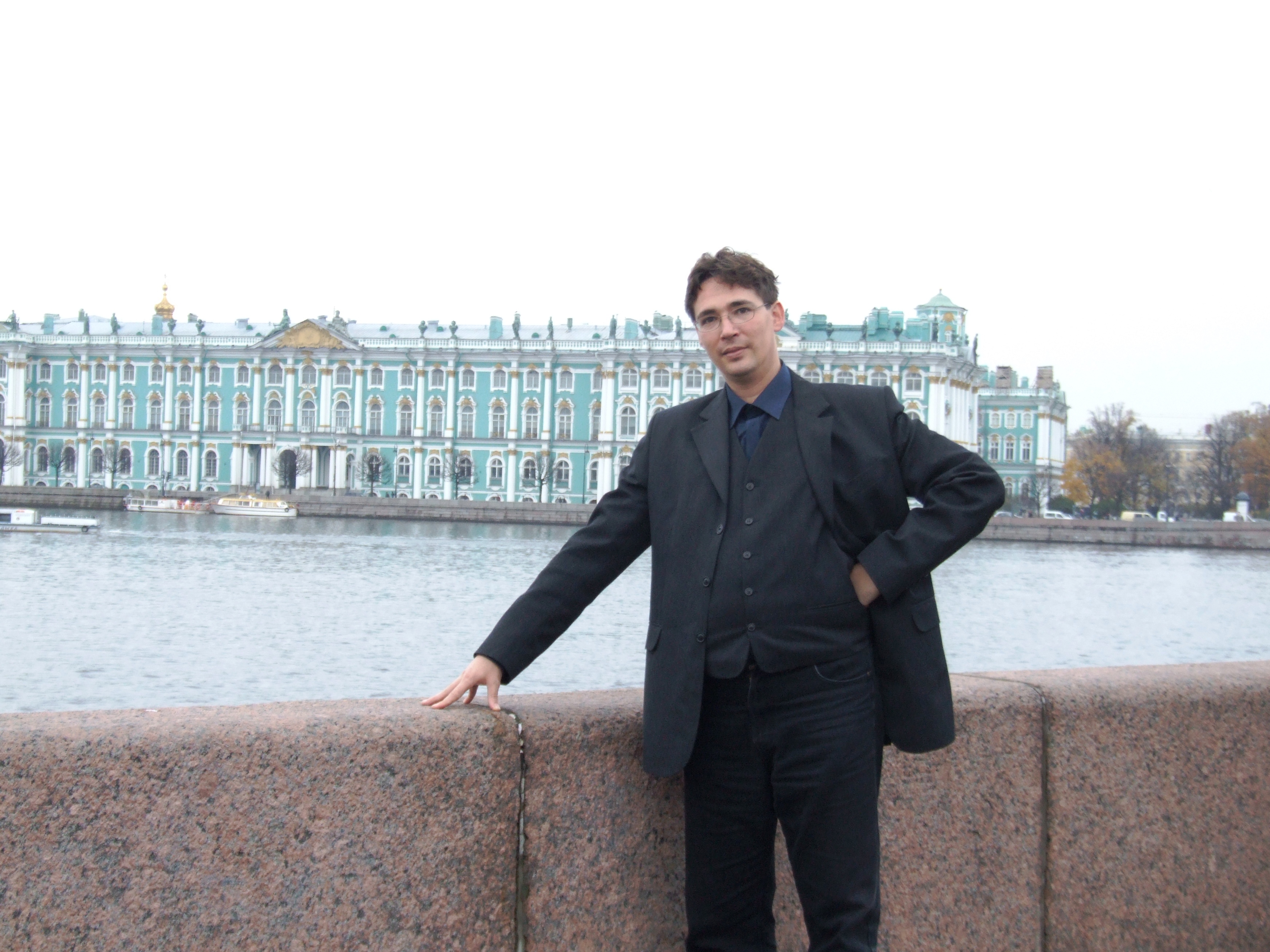 Csáji László Koppány in Saint Petersburg, in front of Ermitage [Csáji László Koppány az Ermitázs elott, Szentpéterváron]