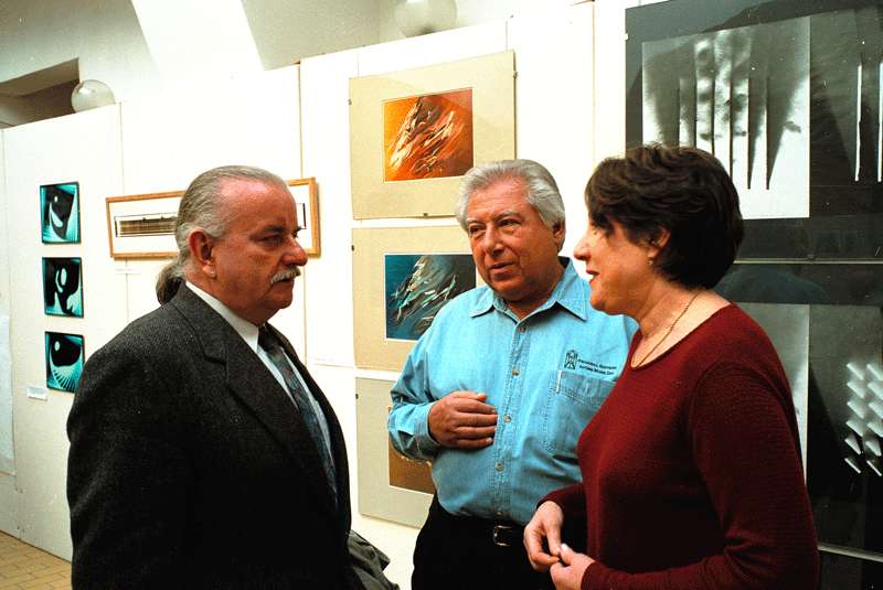 Takács Ferenc, Holly Sándor és Holly Judith a III. Nemzetközi Fényszimpóziumon, Eger, 2001